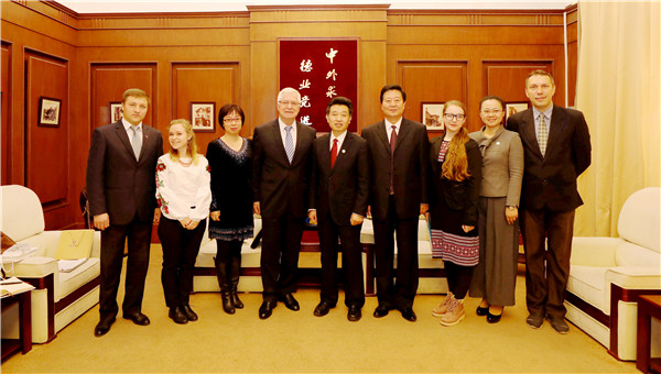 乌克兰驻华特命全权大使焦明•奥列格一行访问天津外国语大学